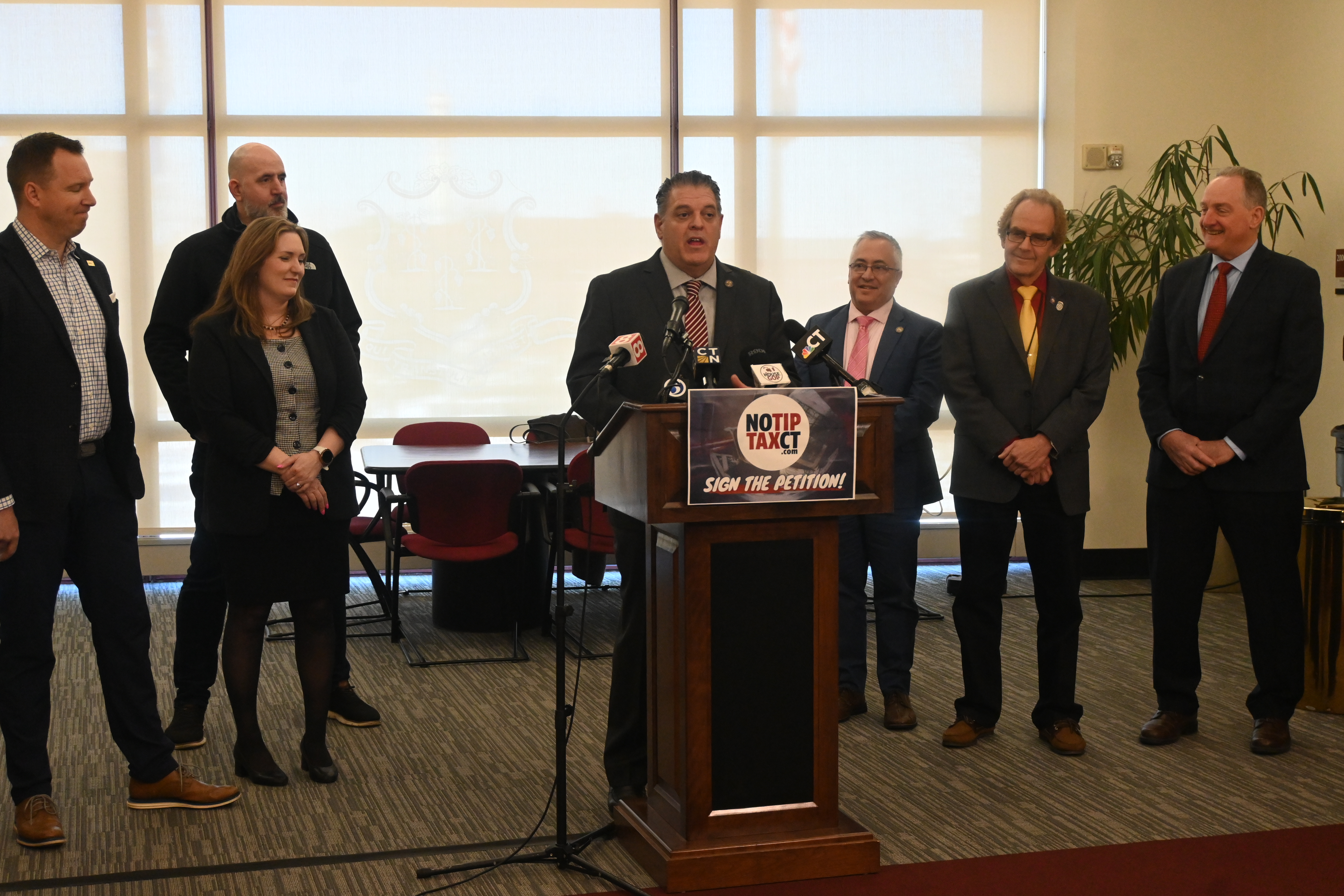 House Republicans, Restaurant Industry Highlights Bill Eliminating State Tax on Tips and Overtime