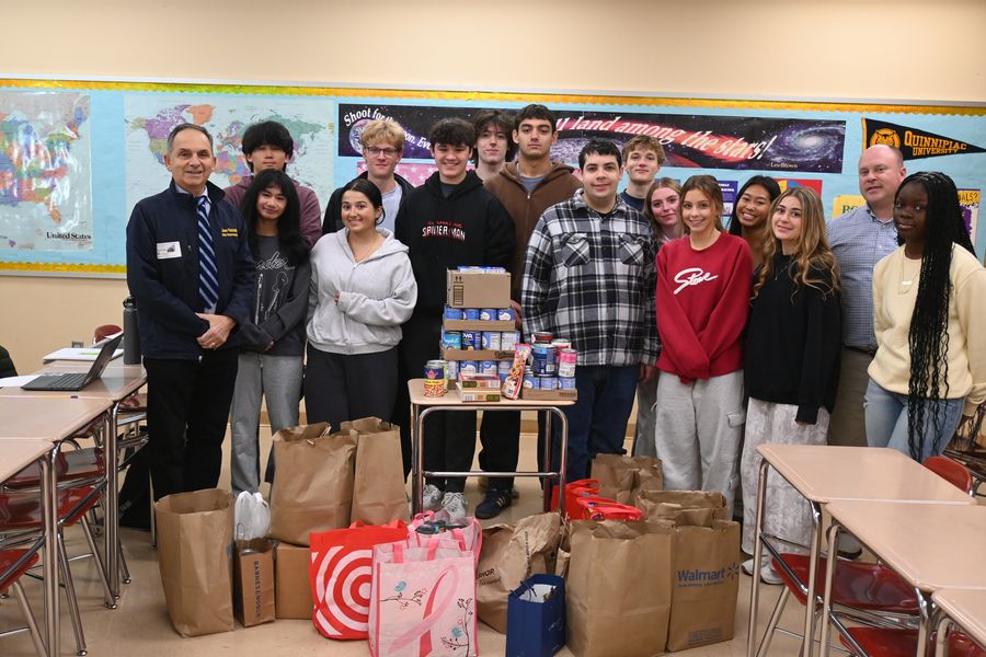 Rep. Yaccarino Joins North Haven Students for Citizenship Food Drive Pick-Up