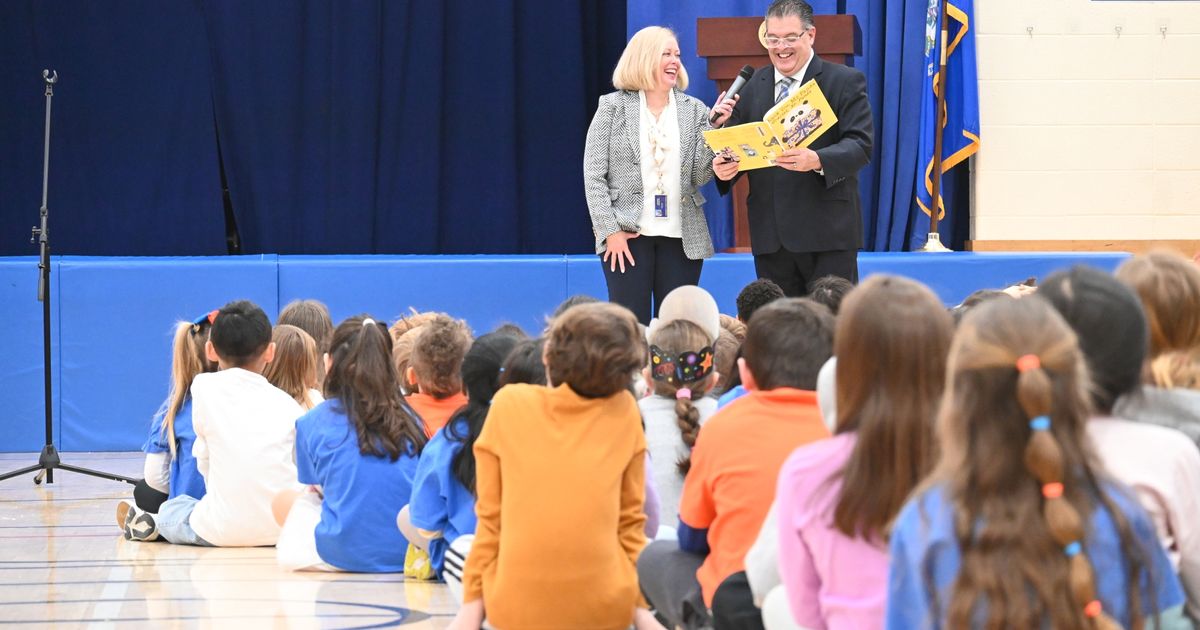 Rep. Rutigliano Celebrates Reading with Trumbull Students